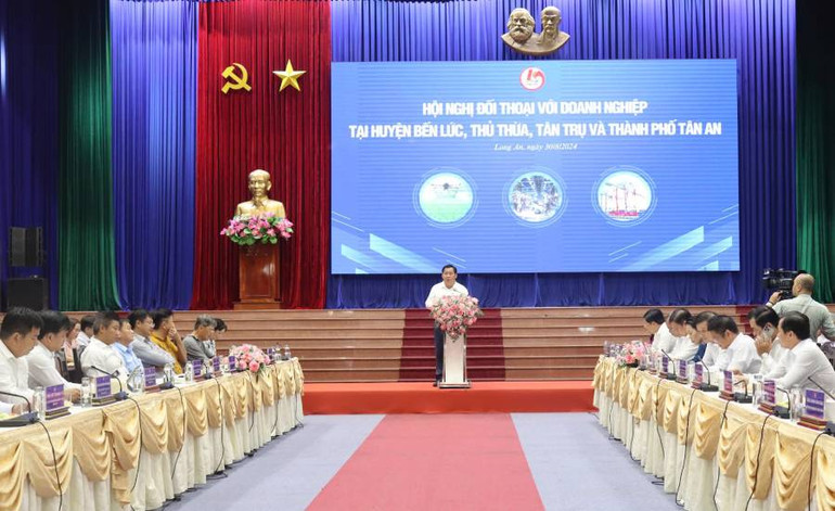Lãnh đạo tỉnh Long An đối thoại với doanh nghiệp để kịp thời nắm bắt và khơi thông những điểm nghẽn.