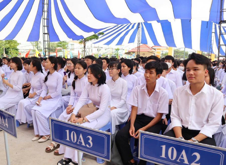 Học sinh Trường trung học phổ thông Nguyễn Trung Trực dự lễ khai giảng năm học mới.