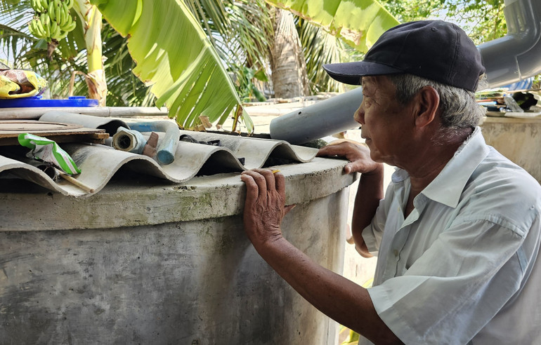 Ông Lê Văn Tùng, ấp Tân Quý, xã Tân Tập bên hồ chứa nước nhưng không lấy được nước trữ để sử dụng.