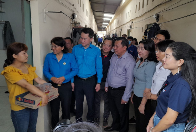 Lãnh đạo Trung ương Hội Liên hiệp Thanh niên Việt Nam và tỉnh Long An thăm và tặng quà thanh niên công nhân đang ở trọ tại xã Đức Hòa Hạ, huyện Đức Hòa, tỉnh Long An.