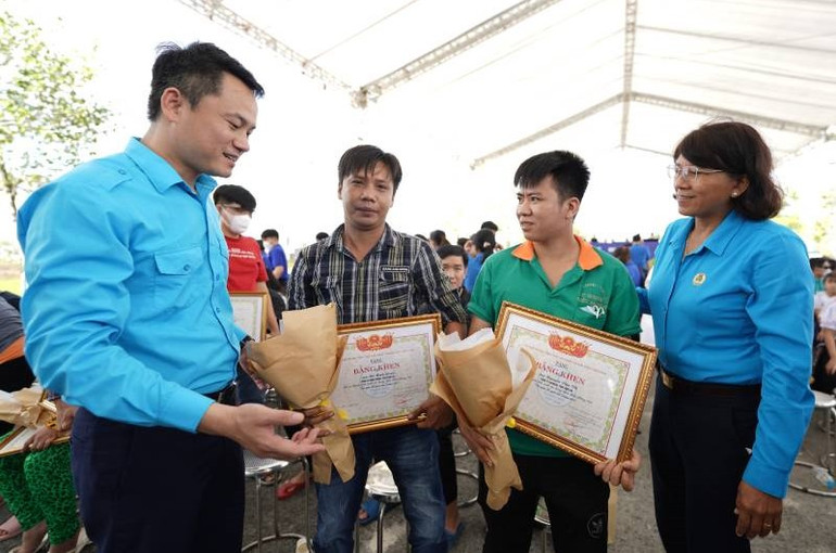 Thanh niên công nhận Bằng khen của Trung ương Hội Liên hiệp Thanh niên Việt Nam.