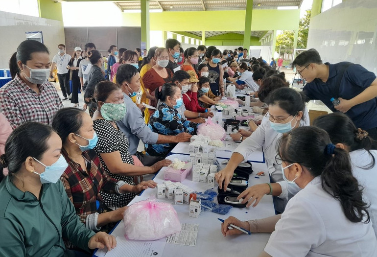 Thanh niên công nhân đến khám, chữa bệnh tại Ngày hội Ngày hội “Thanh niên công nhân - Lan tỏa năng lượng tích cực” khu vực đồng bằng Sông Tiền.