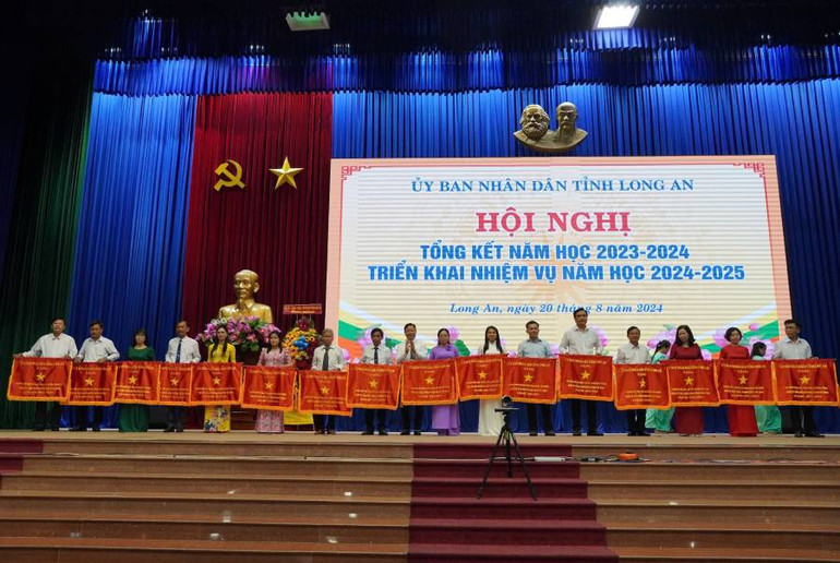 Lãnh đạo tỉnh Long An trao Cờ thi đua cho 16 tập thể có thành tích dẫn đầu trong phong trào thi đua năm học 2023-2024.