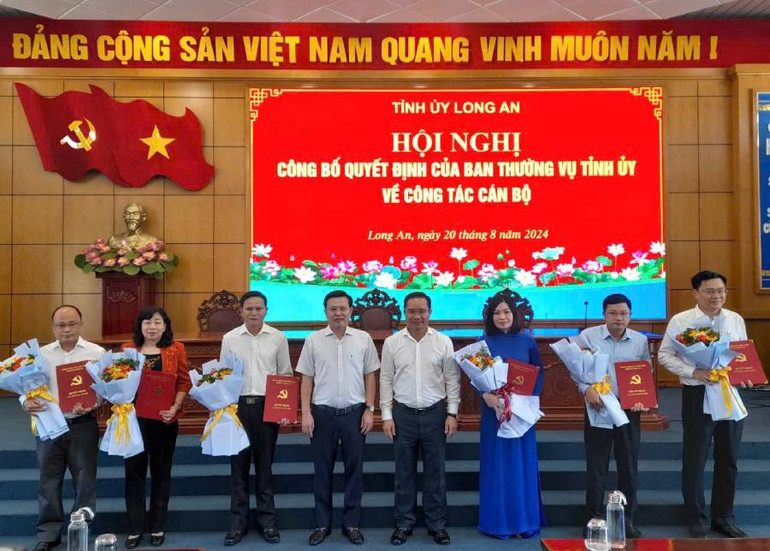 Lãnh đạo Tỉnh ủy Long An trao các Quyết định của Ban thường vụ Tỉnh ủy về công tác cán bộ.