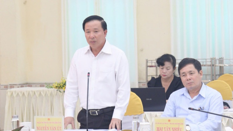 Chủ tịch Ủy ban nhân dân tỉnh Long An Nguyễn Văn Út kiến nghị với Phó Thủ tướng Chính phủ Trần Hồng Hà và đoàn công tác.