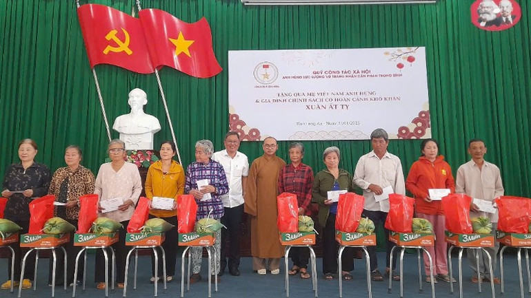 Lãnh đạo huyện Thủ Thừa (Long An) và thành viên Ban điều hành Quỹ công tác xã hội trao quà cho gia đình chính sách.