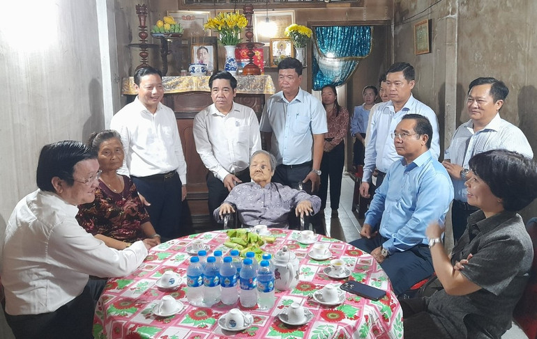 Nguyên lãnh đạo Trung ương, lãnh đạo tỉnh Long An cùng nhà tài trợ đến thăm và tặng quà bà Võ Thị Lựa. Nguyên lãnh đạo Trung ương, lãnh đạo tỉnh Long An cùng nhà tài trợ đến thăm và tặng quà bà Võ Thị Lựa.