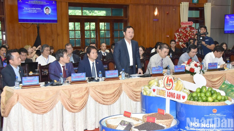 Đại biểu Bộ công thương tham luận tại hội nghị.