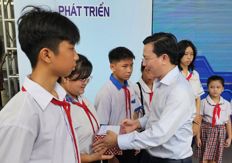 Phó Bí thư Tỉnh Ủy Long An Nguyễn Thanh Hải trao quà và học bổng cho học sinh có hoàn cảnh khó khăn.