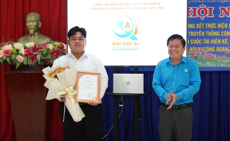 Chủ tịch Liên đoàn Lao động tỉnh Long An Nguyễn Văn Quí trao giấy chứng nhận cho ông Nguyễn Tấn Đạt, công đoàn viên Công đoàn xã Mỹ Lộc (huyện Cần Giuộc), đạt giải I cuộc thi thiết kế “Biểu trưng Đại hội 11 Công đoàn tỉnh Long An, nhiệm kỳ 2023-2028.