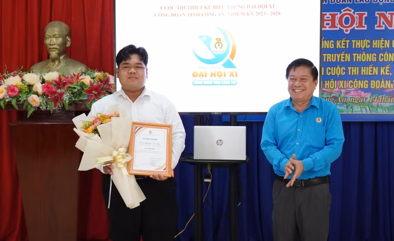 Chủ tịch Liên đoàn Lao động tỉnh Long An Nguyễn Văn Quí trao giấy chứng nhận cho ông Nguyễn Tấn Đạt, công đoàn viên Công đoàn xã Mỹ Lộc (huyện Cần Giuộc), đạt giải I cuộc thi thiết kế “Biểu trưng Đại hội 11 Công đoàn tỉnh Long An, nhiệm kỳ 2023-2028.