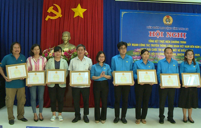 Lãnh đạo Liên đoàn Lao động Long An khen thưởng 5 cá nhân công đoàn, 4 cá nhân báo chí đã có thành tích tiêu biểu trong thực hiện Chương trình “Đẩy mạnh công tác truyền thông Công đoàn Việt Nam đến năm 2023”.