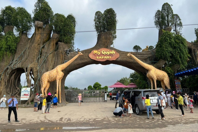 Nhiều đoàn khách từ các tỉnh thành đến khu du lịch vườn thú Mỹ Quỳnh (Đức Hòa, Long An) trong dịp lễ 2/9 Nhiều đoàn khách từ các tỉnh thành đến khu du lịch vườn thú Mỹ Quỳnh (Đức Hòa, Long An) trong dịp lễ 2/9