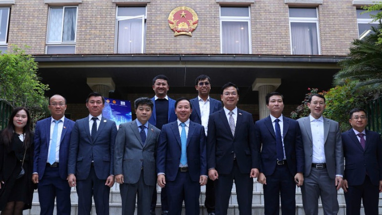 Đoàn công tác tỉnh Long An chào xã giao tại Đại sứ quán Việt Nam tại Nhật Bản. Đoàn công tác tỉnh Long An chào xã giao tại Đại sứ quán Việt Nam tại Nhật Bản.