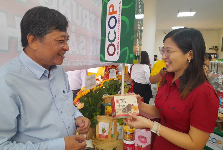 Doanh nghiệp đang giới thiệu sản phẩm OCOP với Lãnh đạo Trung tâm khuyến công và Xúc tiến thương mại Long An.