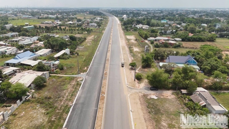 Đường tỉnh 823D kết nối Long An và Thành phố Hồ Chí Minh.