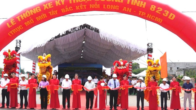 Thông xe kỹ thuật dự án đường tỉnh 823D, trục mở mới Tây Bắc kết nối Long An và Thành phố Hồ Chí Minh.