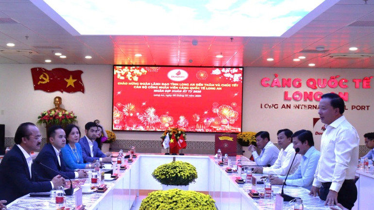 Chủ tịch Ủy ban nhân dân tỉnh Long An Nguyễn Văn Út phát biểu tại buổi gặp gỡ Cảng Quốc tế Long An.