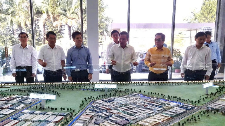 Chủ tịch Ủy ban nhân dân tỉnh Long An Nguyễn Văn Út (thứ 3 từ phải qua) đến thăm Ban quản lý Khu công nghiệp Hải Sơn, Long An.