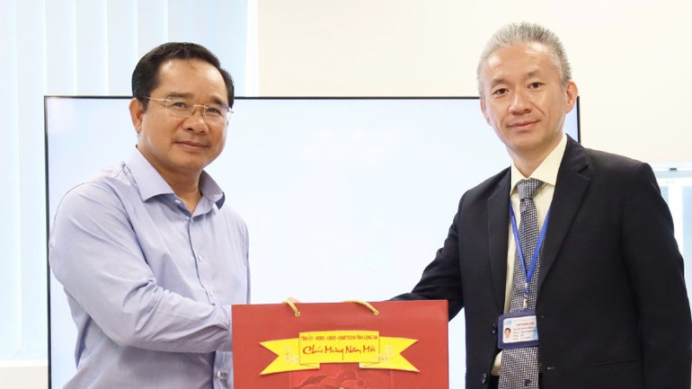 Bí thư Tỉnh ủy Long An Nguyễn Văn Được đến thăm, chúc Tết doanh nghiệp có vốn đầu tư Nhật Bản chuyên sản xuất sản phẩm dịch truyền đạt theo tiêu chuẩn châu Âu