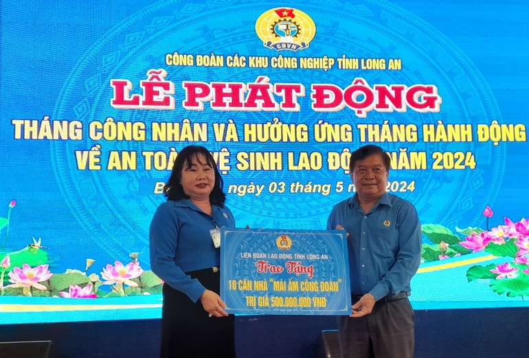 Chủ tịch Liên đoàn Lao động Long An Nguyễn Văn Quí trao bảng tượng trưng 10 mái ấm công đoàn cho Công đoàn các Khu công nghiệp để tổ chức thực hiện. Chủ tịch Liên đoàn Lao động Long An Nguyễn Văn Quí trao bảng tượng trưng 10 mái ấm công đoàn cho Công đoàn các Khu công nghiệp để tổ chức thực hiện.