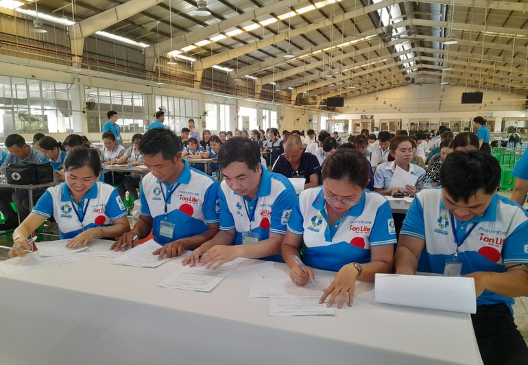 Công nhân đang thi trắc nghiệm nội dung “An toàn vệ sinh lao động". Công nhân đang thi trắc nghiệm nội dung “An toàn vệ sinh lao động".