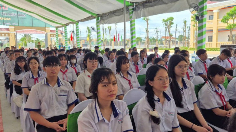 Trường trung học cơ sở và trung học phổ thông Nguyễn Thị Một dự lễ khánh thành. Trường trung học cơ sở và trung học phổ thông Nguyễn Thị Một dự lễ khánh thành.