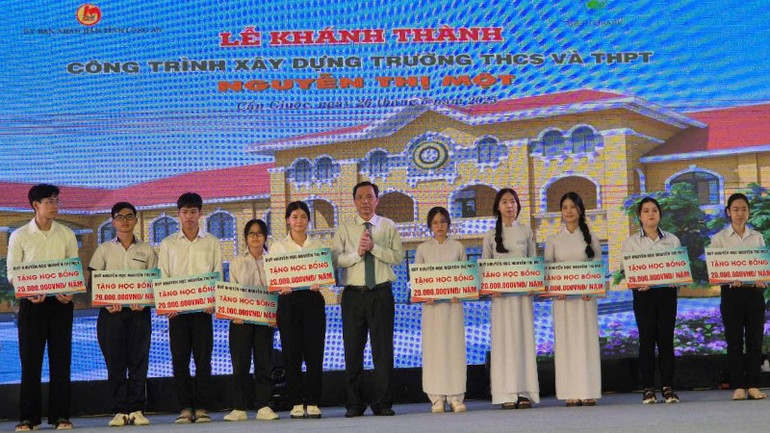 Hội khuyến học trao 10 suất học bổng trị giá 20 triệu đồng/suất cho 10 sinh viên là học sinh đã học tại trường. Hội khuyến học trao 10 suất học bổng trị giá 20 triệu đồng/suất cho 10 sinh viên là học sinh đã học tại trường.