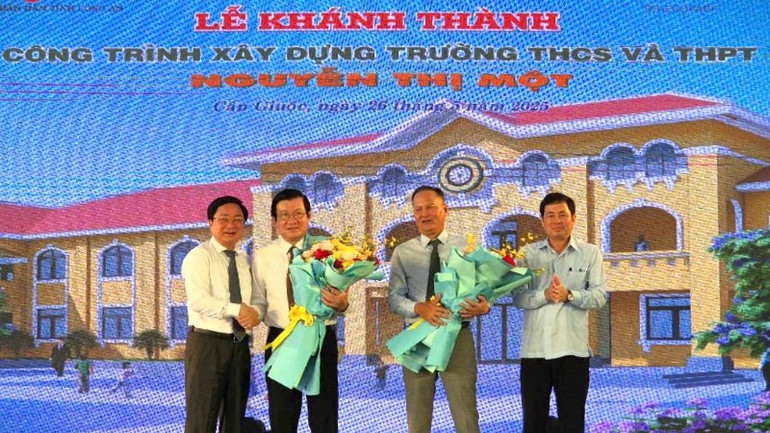 Lãnh đạo tỉnh Long An tri ân nguyên Chủ tịch nước Trương Tấn Sang và nhà tài trợ. Lãnh đạo tỉnh Long An tri ân nguyên Chủ tịch nước Trương Tấn Sang và nhà tài trợ.