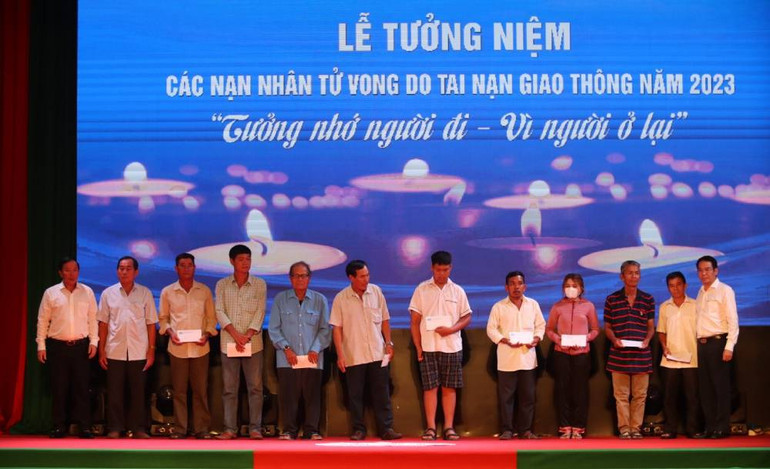 Lãnh đạo tỉnh Long An trao quà cho người thân các nạn nhân do tai nạn giao thông. Lãnh đạo tỉnh Long An trao quà cho người thân các nạn nhân do tai nạn giao thông.