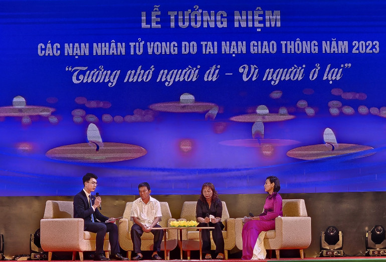 Gia đình các nạn nhân tử vong do tai nạn giao thông tọa đàm tại buổi lễ. Gia đình các nạn nhân tử vong do tai nạn giao thông tọa đàm tại buổi lễ.