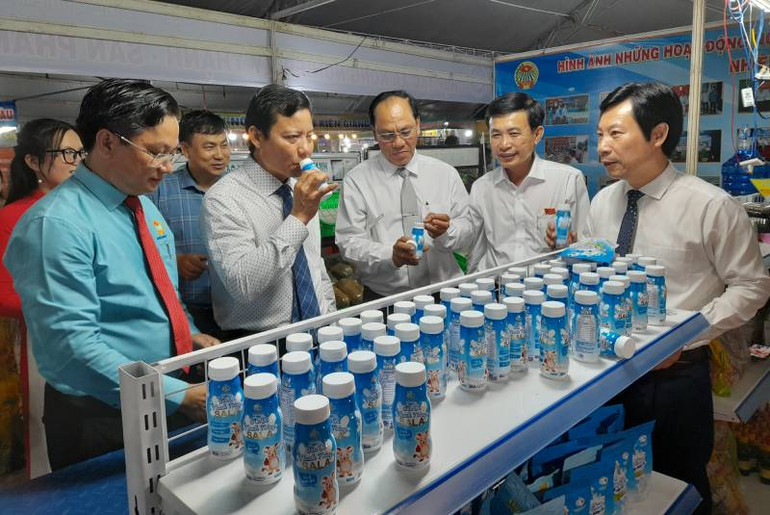Lãnh đạo Hội Nông dân Việt nam, lãnh đạo tỉnh Long An tham quan gian hàng và dùng sản phẩm nước trái cây của HTX Mỹ Thạnh (Thủ Thừa, Long An) sản xuất. (Ảnh: Thanh Phong)