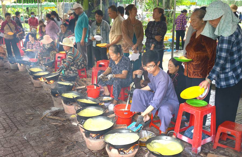 Bánh xèo - món ẩm thực đặc trưng phục vụ du khách tham quan Tuần Văn hóa-Thể thao-Du lịch tỉnh Long An năm 2024.