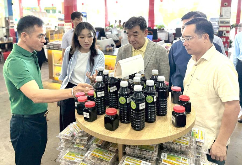 Bí thư Tỉnh ủy Long An Nguyễn Văn Được (bìa phải) cùng Lãnh sự quán Hàn Quốc (giữa) tại Thành phố Hồ Chí Minh xem sản phẩm OCOP trưng bày tại điểm dừng chân Đồng Tháp Mười của tỉnh Long An