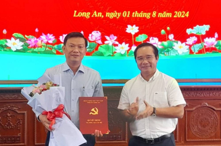 Bí thư Tỉnh ủy Long An Nguyễn Văn Được trao quyết định cho đồng chí Nguyễn Minh Sang.