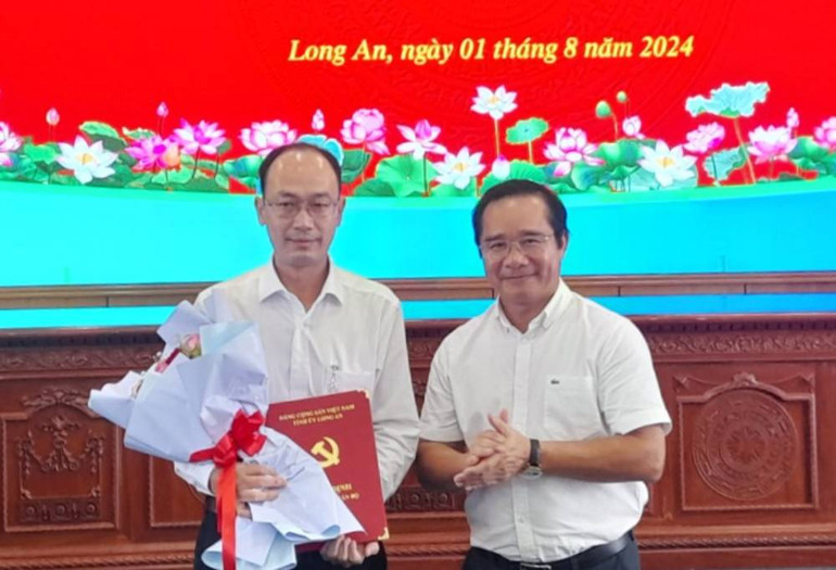 Bí thư Tỉnh ủy Long An Nguyễn Văn Được trao quyết định cho đồng chí Trương Hải Đăng.