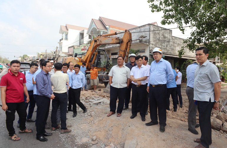 Phó Chủ tịch Ủy ban nhân dân tỉnh Long An Nguyễn Minh Lâm (đội nón) kiểm tra tại hiện trường đường tỉnh 825.