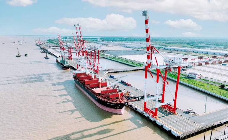 Cảng quốc tế Long An đang đẩy mạnh liên kết phát triển dịch vụ logistics với các doanh nghiệp xuất, nhập khẩu. Cảng quốc tế Long An đang đẩy mạnh liên kết phát triển dịch vụ logistics với các doanh nghiệp xuất, nhập khẩu.