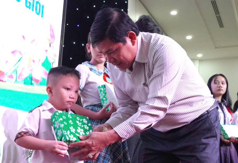 Lãnh đạo Ban Tuyên giáo Long An trao trao tặng học bổng CEP cho con công nhân lao động.