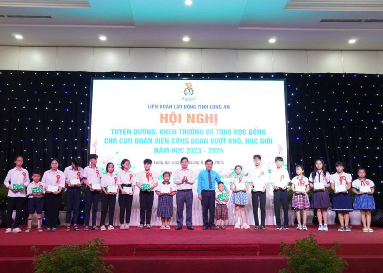 Lãnh đạo Liên đạo Lao động và Ban Tuyên giáo Long An trao trao tặng học bổng CEP cho con công nhân lao động.