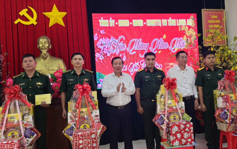 Chủ tịch Ủy ban nhân dân tỉnh Long An Nguyễn Văn Út trao quà Tết cho lực lượng vũ trang đóng trên khu vực biên giới huyện Đức Huệ, Long An.