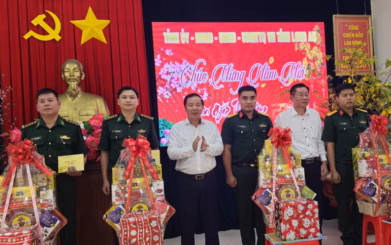 Chủ tịch Ủy ban nhân dân tỉnh Long An Nguyễn Văn Út trao quà Tết cho lực lượng vũ trang đóng trên khu vực biên giới huyện Đức Huệ, Long An.