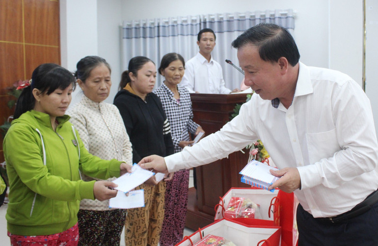 Chủ tịch Ủy ban nhân dân tỉnh Long An Nguyễn Văn Út trao quà Tết cho hộ dân có hoàn cảnh khó khăn khu vực biên giới huyện Đức Huệ, Long An.
