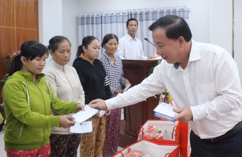 Chủ tịch Ủy ban nhân dân tỉnh Long An Nguyễn Văn Út trao quà Tết cho hộ dân có hoàn cảnh khó khăn khu vực biên giới huyện Đức Huệ, Long An.