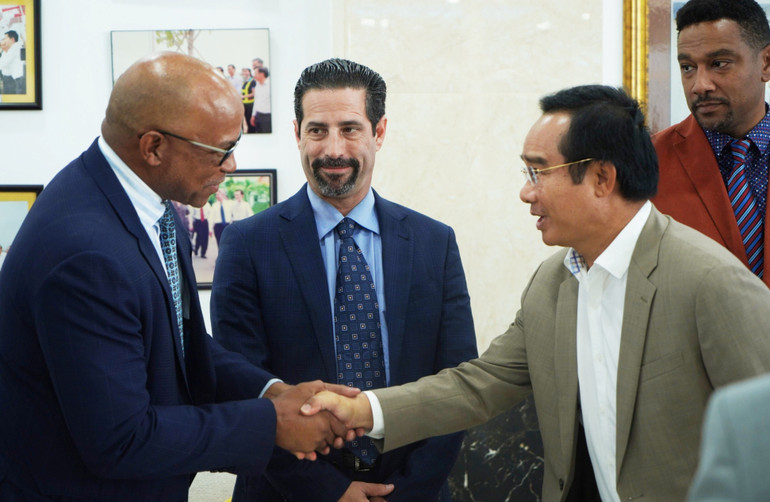 Bí thư Tỉnh ủy Long An Nguyễn Văn Được (bên phải) trao đổi với doanh nghiệp Hoa Kỳ.