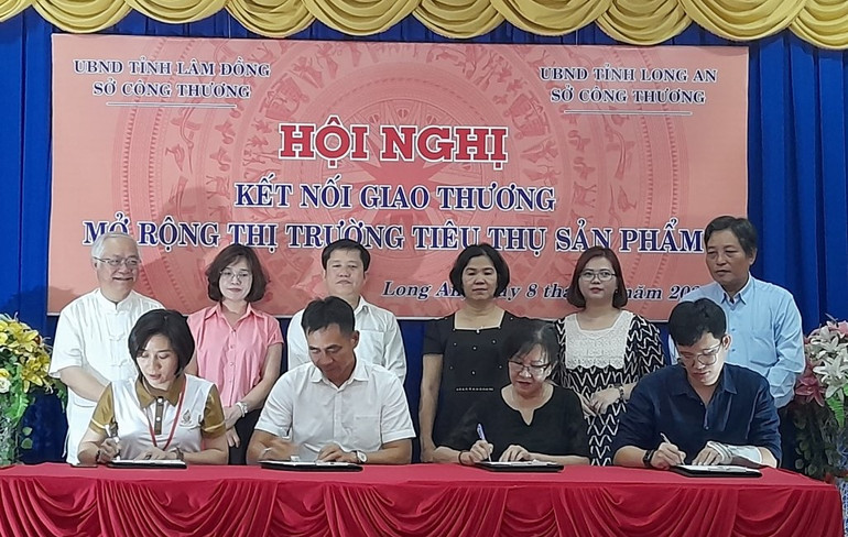 Doanh nghiệp Lâm Đồng ký biên bản ghi nhớ hợp tác kinh doanh với doanh nghiệp phân phối tại Long An.