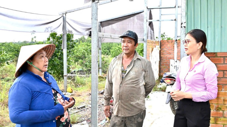 Các bộ Ngân hàng Chính sách xã hội huyện Bến Lức thăm gia đình ông Trương Trọng Chí.