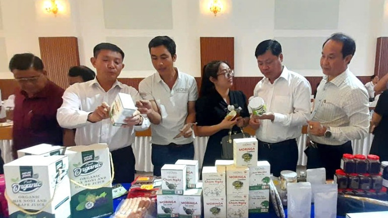 Lãnh đạo 3 tỉnh tham quan sản phẩm đặc trưng của các tỉnh trưng bày giới thiệu sản phẩm tại hội nghị.