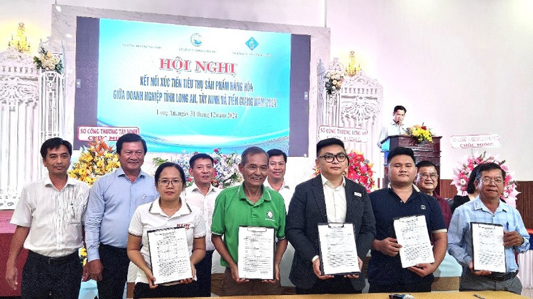 Doanh nghiệp các tỉnh ký kết hợp tác tại hội nghị.