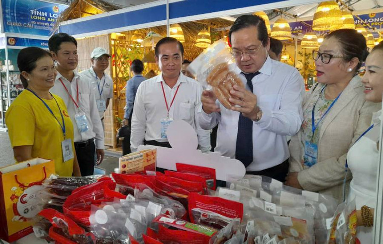 Lãnh đạo tỉnh Long An tham quan gian hàng sản phẩm lạp xưởng Cô Châu tham dự Hội nghị cung-cầu giữa Thành phố Hồ Chí Minh với các tỉnh, thành phố trong cả nước.